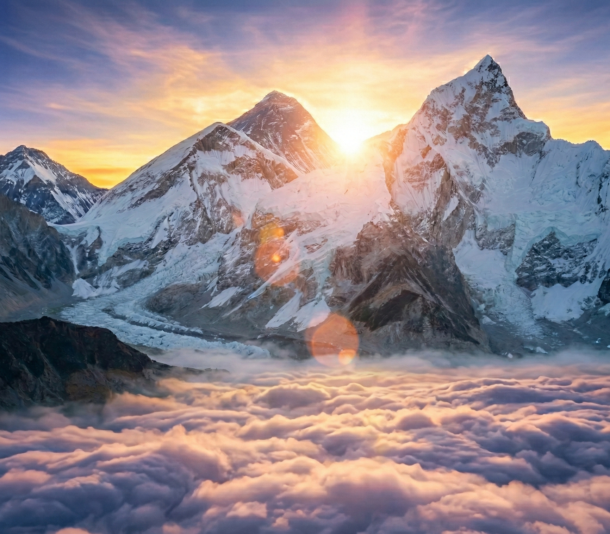 Soleil levant sur montagnes